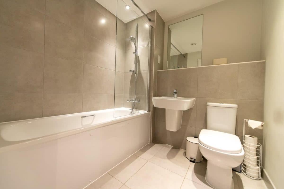 Fantastic 1 Bed Apartment In Crawley Exteriör bild