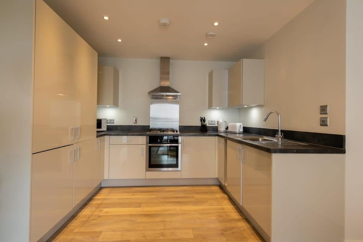 Fantastic 1 Bed Apartment In Crawley Exteriör bild