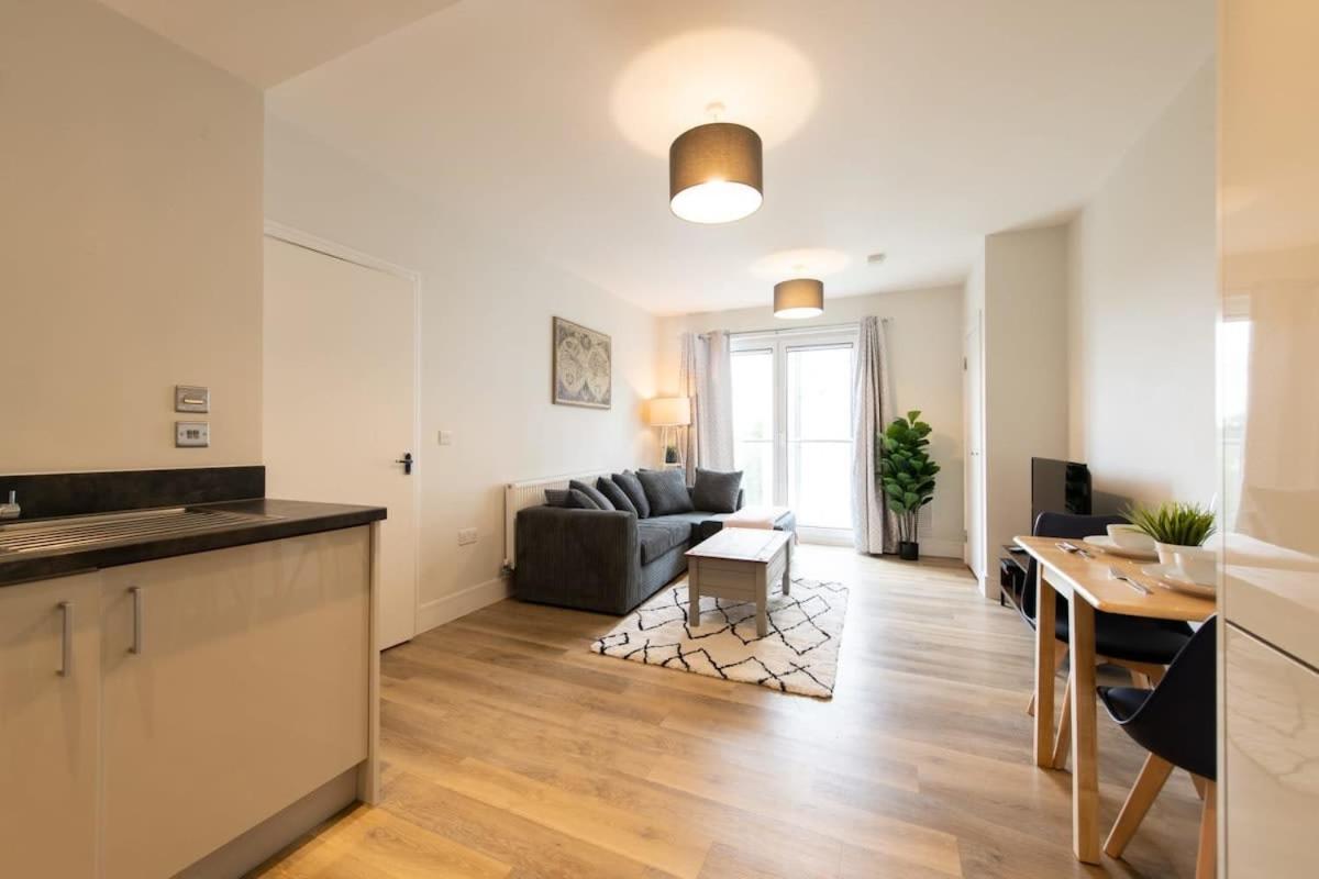 Fantastic 1 Bed Apartment In Crawley Exteriör bild