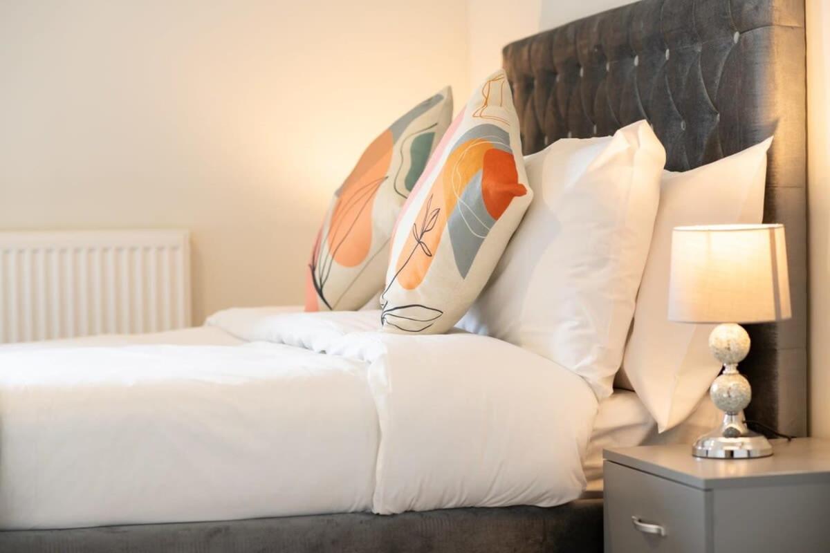 Fantastic 1 Bed Apartment In Crawley Exteriör bild