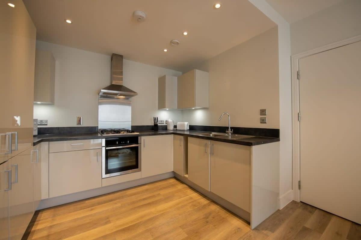 Fantastic 1 Bed Apartment In Crawley Exteriör bild